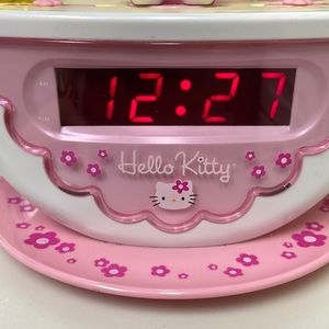 Vintage Hello Kitty Sanrio Teacup Radio and clock. Plug in or battery operated